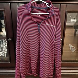 Vineyard vines boys half zip. Size medium.